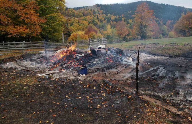 Bijelo Polje: U požaru izgorjela dva pomoćna objekta i sijena, spašena kuća