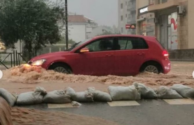 Poplavljene ulice u Budvi, otežano kretanje vozila(VIDEO)