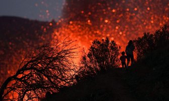 Erupcija vulkana na La Palmi ne odustaje, turisti masovno dolaze da vide prirodni fenomen