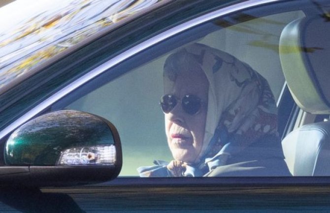 Kraljica Elizabeta II snimljena kako vozi džip 