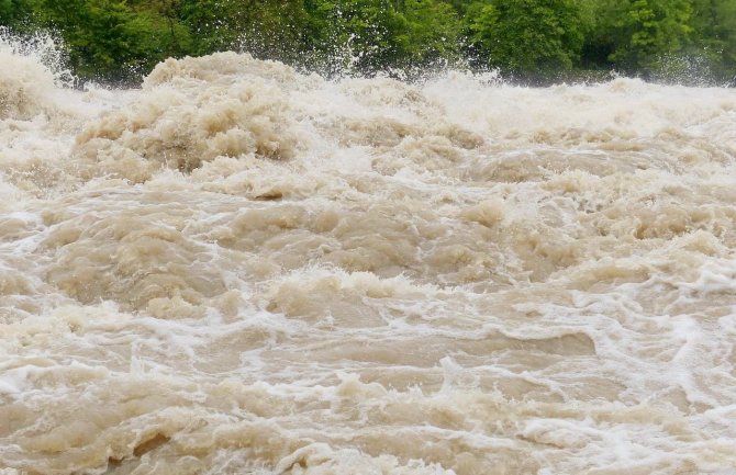 U poplavama i klizištima na Šri Lanki poginulo 16 ljudi