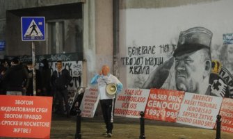 Nastavak protesta u Beogradu zbog murala Ratka Mladića: Kordon policije razdvaja desničare i građanske aktiviste