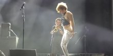 UŽAS: Pjevačica zgrozila obožavaoce, skinula pantalone i urinirala po fanu(FOTO)