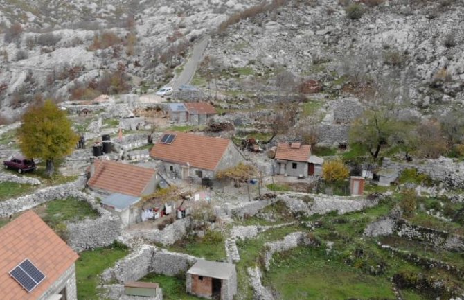 Cetinje: Počelo postavljanje solarnih panela za seoska domaćinstva