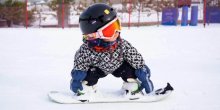 Beba ne zna da hoda, ali joj zato skija na dasci(VIDEO)