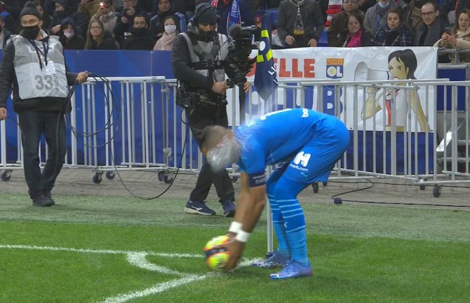 Prekinut derbi Francuske: Fudbaler Marseja pogođen flašom u glavu(FOTO)