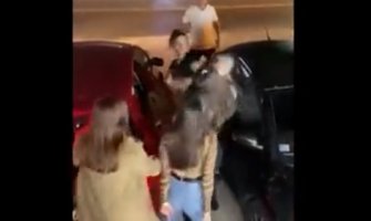 Tuča djevojaka u Budvi: Sukob na parkingu nakon verbalne rasprave(VIDEO)