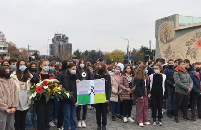 Đaci u Skoplju maršom odaju poštu drugarima stradalim u Bugarskoj