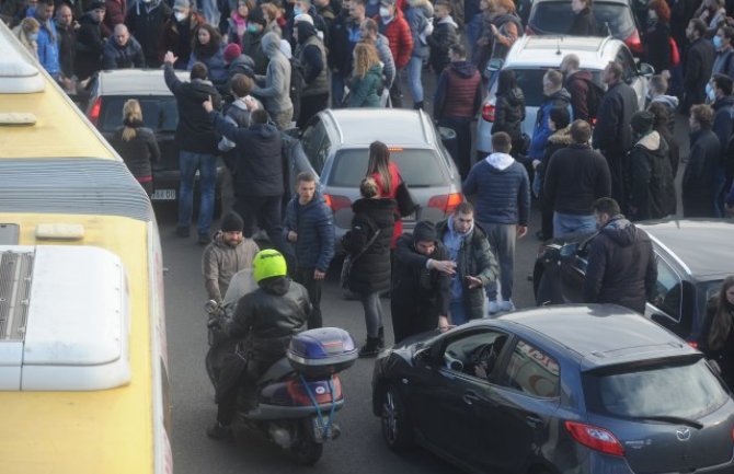 Ne propuštaju ni hitnu pomoć: Pristalice opozicije potpuno blokirale Novi Sad