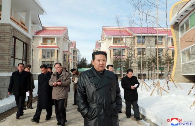 Kim Džong Un zabranjuje kožne kapute, partija određuje ko može da ih nosi