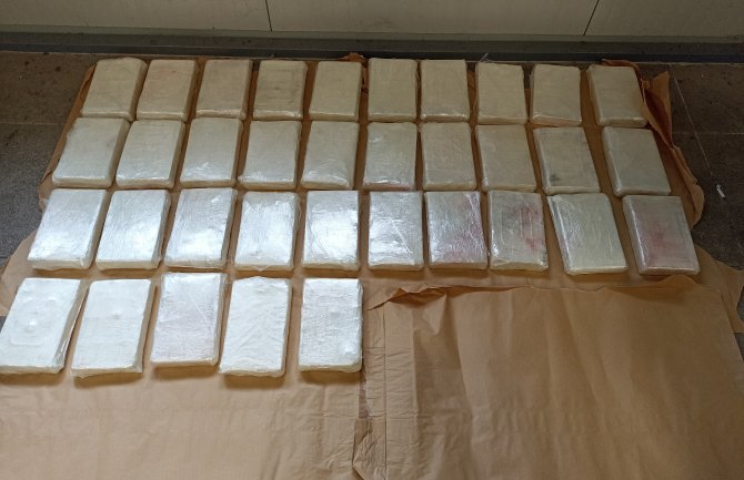 Zaplijenjeno 37 kg kokaina na graničnom prelazu Debeli brijeg: Porodičnim putovanjem htio da prikrije šverc?