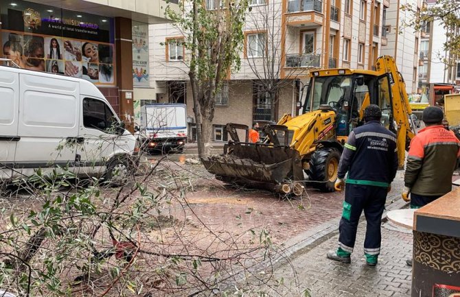 Nezapamćena oluja u Istanbulu: Četiri osobe poginule, 19 povrijeđeno