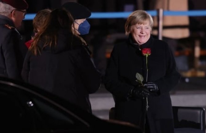 Kiša crvenih ruža za oproštaj od Angele Merkel