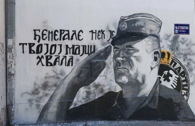Grafiti sa likom Ratka Mladića iscrtani na zgradama u Čačku