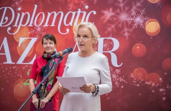Supruga premijera otvorila diplomatski Božićni bazar, minutom ćutanja odali poštu preminulima od posljedica koronavirusa