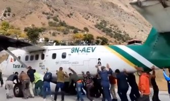 Zanimljiv incident na aerodromu: Avionu pukla guma, putnici ga gurali(VIDEO)