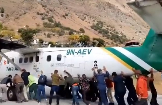 Zanimljiv incident na aerodromu: Avionu pukla guma, putnici ga gurali(VIDEO)