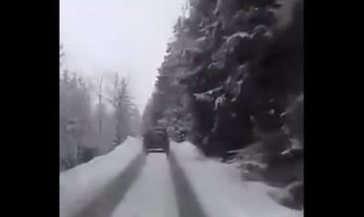 Snimak iz komšiluka: Manite se telefona i izvještavanja dok vozite (Video)