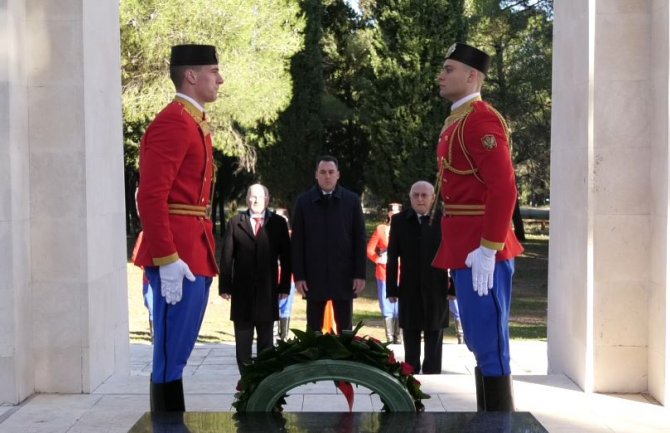 Delegacija Glavnog grada položila vijenac na spomenik Partizanu borcu na Gorici 