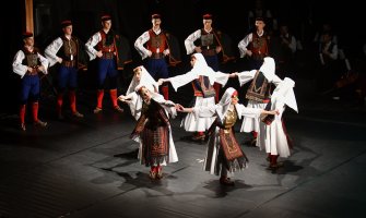 Publika u Herceg Novom uživala u nastupu beogradskog ansambla Kolo