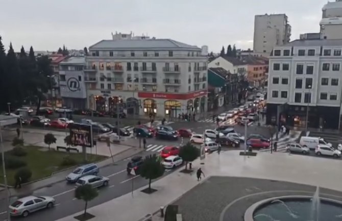 Saobraćaj u PG blokiran zbog protesta autobuskih prevoznika, Vuković: Nemaju eksperti vremena za razgovor