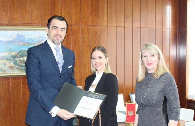 Od Fondacije “Vera Kovač” nagrada najboljoj studentkinji Tijani Bulatović iz Bijelog Polja