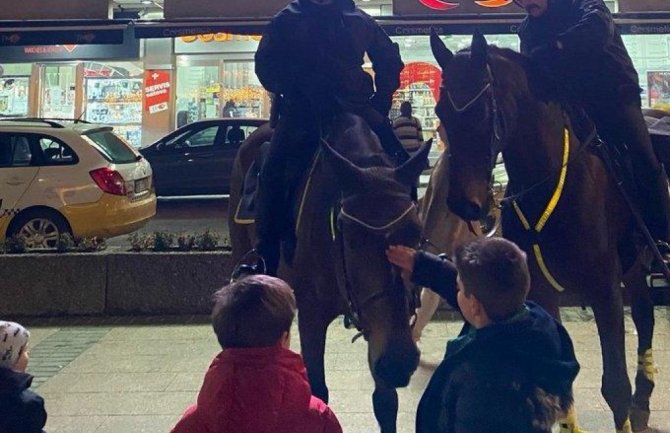 Konjička policija patrolira ulicama Podgorice