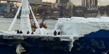Led okovao brod i automobile (VIDEO)