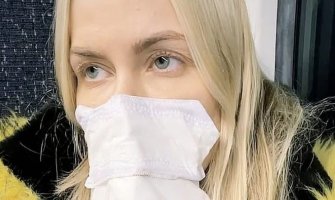 Voditeljka zaboravila masku pa zalijepila higijenske uloške na lice(VIDEO)