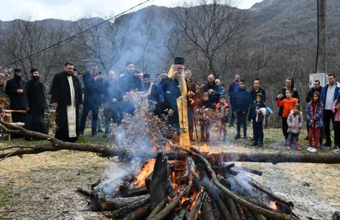 Joanikije blagosiljao badnjake na Obodu Crnojevića: Badnje veče u Crnoj Gori znamenito i posebno