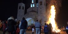Građani širom Crne Gore nalagali Badnjak i najavili dolazak najradosnijeg hrišćanskog praznika Božića