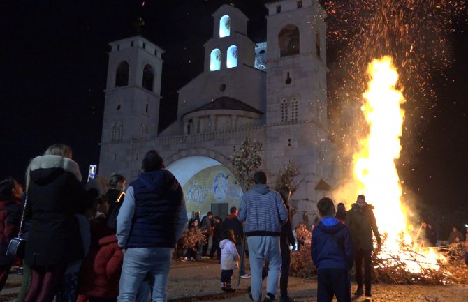 Građani širom Crne Gore nalagali Badnjak i najavili dolazak najradosnijeg hrišćanskog praznika Božića