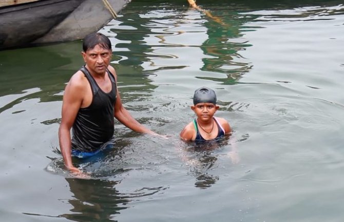 Sedmogodišnja djevojčica preplivala najduže jezero u Indiji