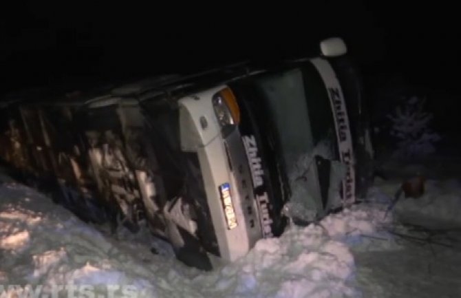 Prevrnuo se autobus kod Kruševca, povrijeđeno 17 osoba