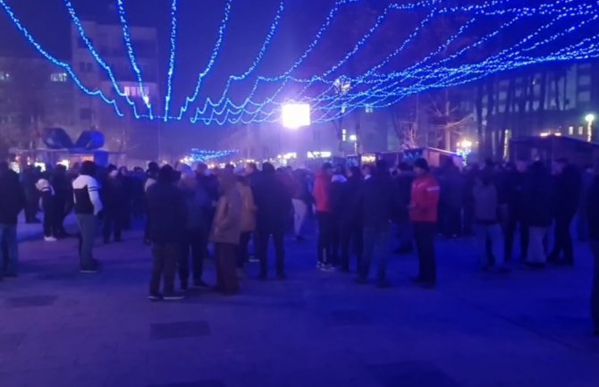 Protesti protiv manjinske vlade: Odlazi Dritane, nema niko pravo da mijenja izbornu volju građana(VIDEO)