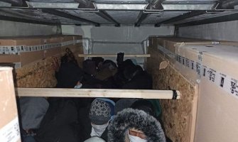 Carinici Srbije na granici sa Mađarskom pronašli 24 migranta skrivena u kamionu
