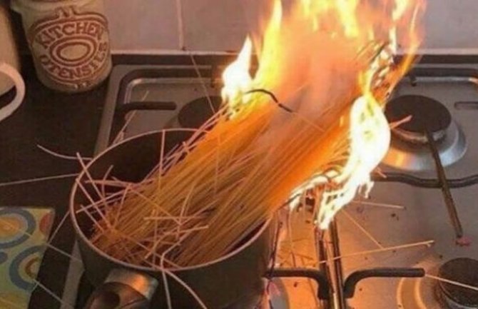 Nisu znale da se tjestenina kuva u vodi pa zapalile kuhinju