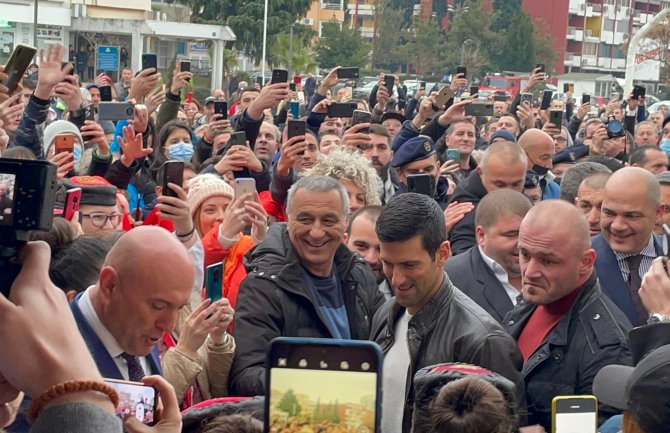 Građani dočekali Novaka, dobija povelju zaslužnog građanina Budve(FOTO)