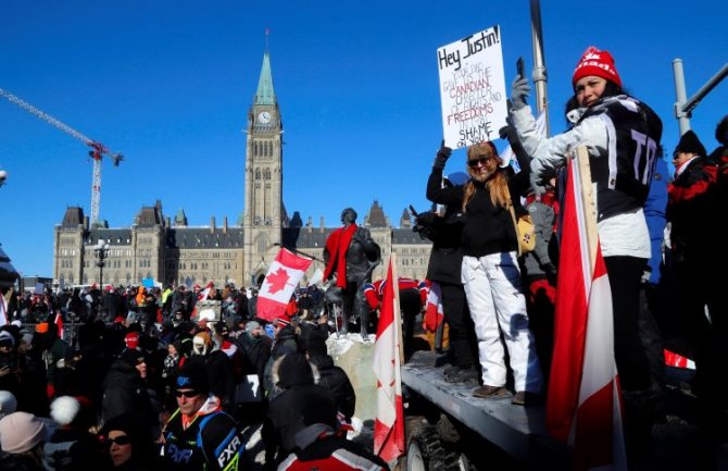 Nastavljen protest kamiondžija u Kanadi, premijer sa porodciom prebačen na drugo mjesto
