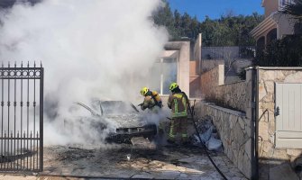 U naselju Bigovo u Kotoru izgorio automobil