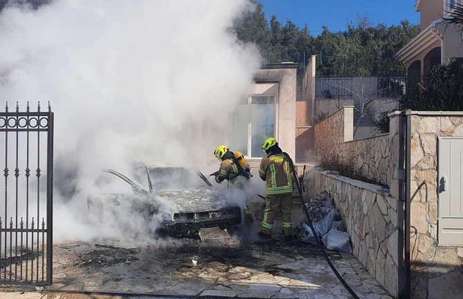 U naselju Bigovo u Kotoru izgorio automobil