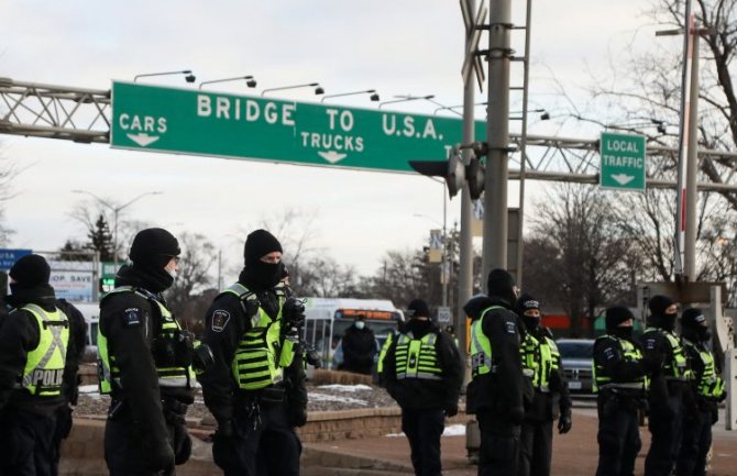Kanadska policija uklanja demonstrante sa granice sa SAD