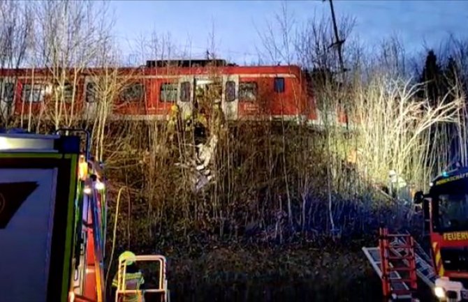 U sudaru dva voza u Njemačkoj povrijeđeno na desetine ljudi, jedna osoba poginula