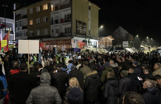 Protest na Žabljaku,Bečić: Da ovo ne rješavamo silom, nego olovkom na izborima(FOTO)