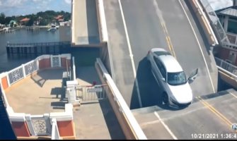 Dramatična vožnja na pokretnom mostu na sreću bez težih posledica (VIDEO)