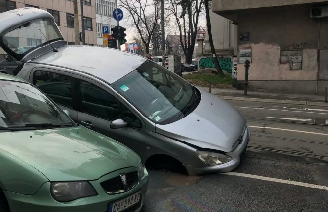 Otvorio se asfalt u Beogradu, kola propala kroz rupu (FOTO)
