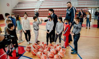 Abazović i Peković  dijelili djeci lopte i dresove: Sledeću utakmicu gledamo zajedno