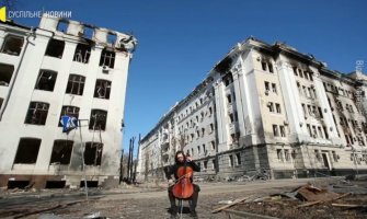 Muškarac svira čelo u opustošenom centru Harkova
