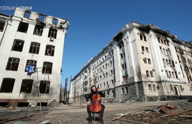 Muškarac svira čelo u opustošenom centru Harkova