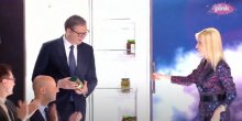 Vučić izašao iz frižidera u emisiji: Voditeljki poklonio teglu krastavaca, mini-šou pratila obrada navijačke pjesme